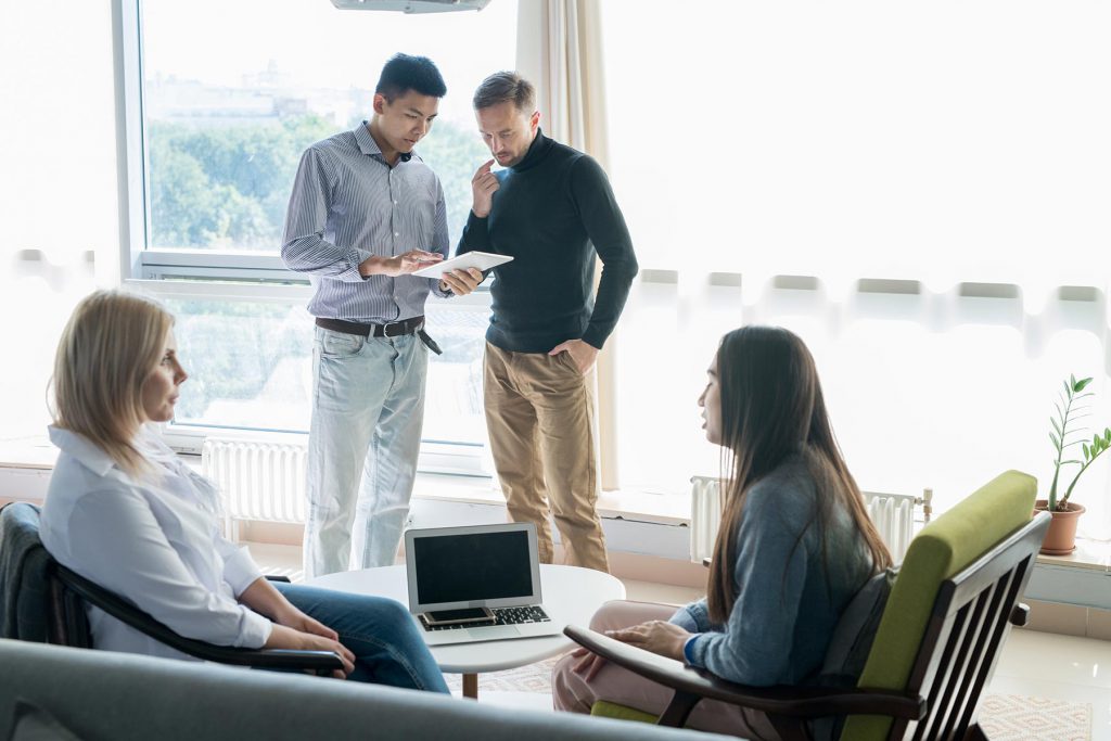 startup team discussing project in office HD9NQFY